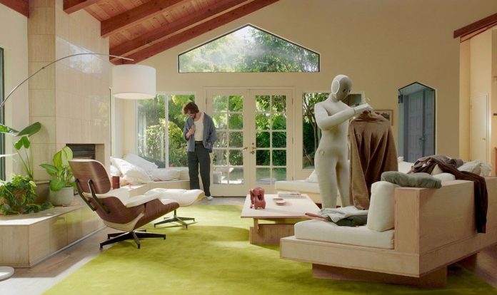 Como Robotina: así es Neo, el robot humanoide que promete limpiar tu casa, pero que por ahora es una marioneta