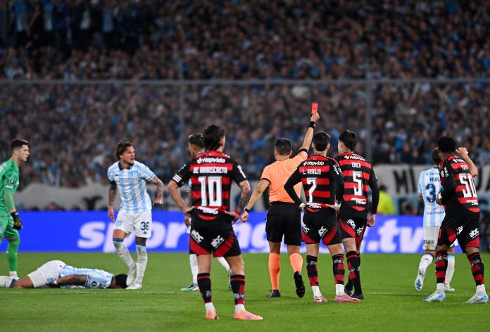 Conmebol dio a conocer el audio del VAR de la expulsión de Gonzalo Plata tras un cruce con Marcos Rojo en Racing-Flamengo