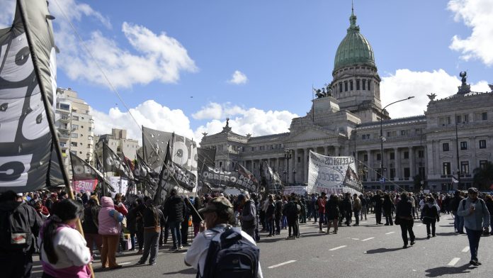 Los jubilados volvieron a marchar al Congreso y la policía aplicó el protocolo antipiquete
