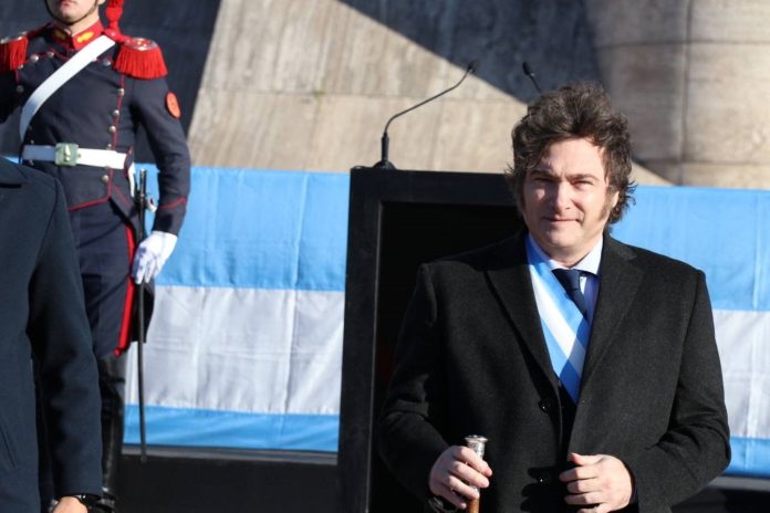 Milei cierra la campaña en Rosario con todo el Gabinete y busca impulsar a su candidato para ganar Santa Fe