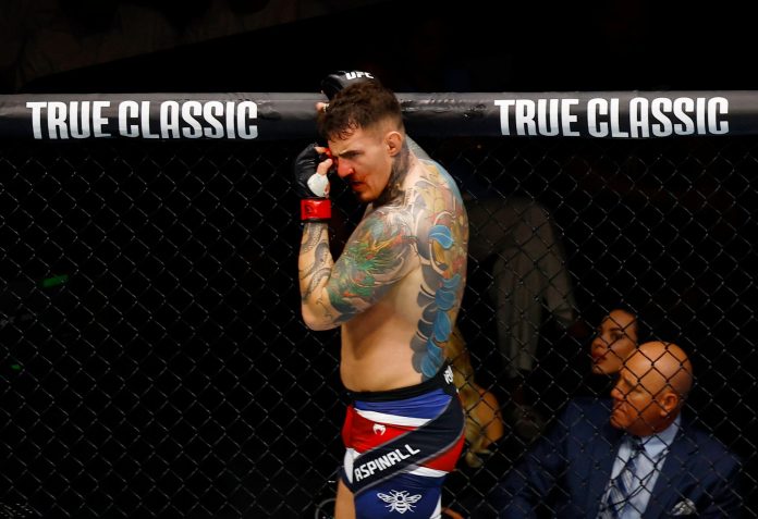 Polémica en la UFC: le hizo “piquete de ojos” a su rival, lo dejó fuera de combate y la pelea quedó en suspenso