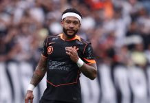 El lujoso detalle en el contrato de Memphis Depay que abrió las puertas a la polémica con Corinthians