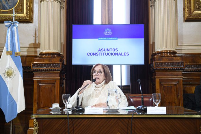 Sorpresivo guiño del kirchnerismo al Gobierno: firmó en disidencia el dictamen para reformar la ley de DNU