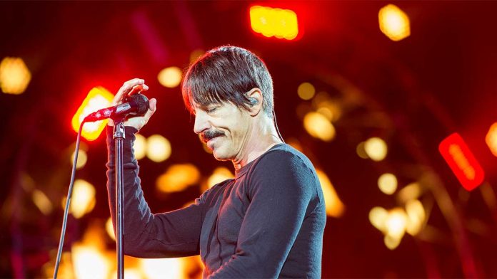 Un productor de Red Hot Chili Peppers asegura que Anthony Kiedis «no percibe los tonos»