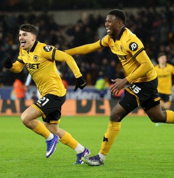 El defensor colombiano Yerson Mosquera realizó impresionante salvada en el triunfo del Wolverhampton ante Aston Villa por la Premier League