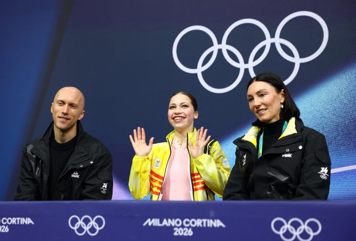 El extraño caso del entrenador que se cambia de ropa en medio de una competencia en los Juegos Olímpicos de Invierno