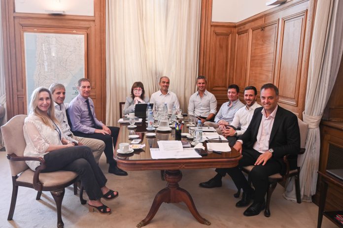 El Gobierno confía en aprobar la reforma laboral en Diputados, pero negocia una salida por las licencias médicas