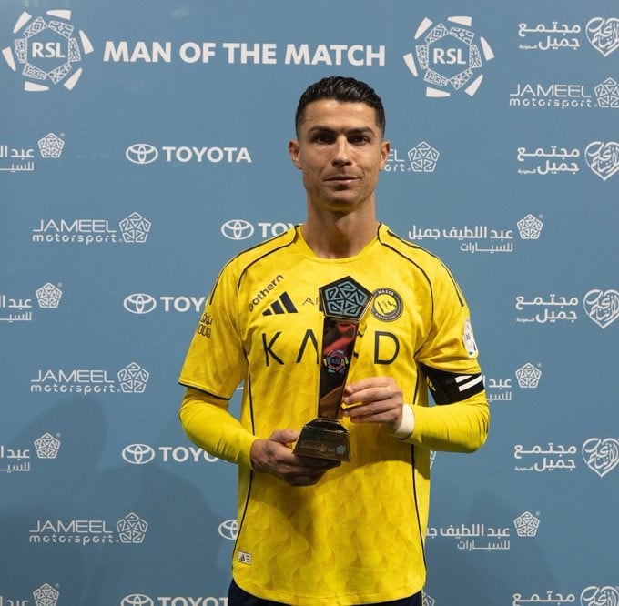 El show de Cristiano Ronaldo en la goleada del Al Nassr: del premio por su doblete al festejo con una prenda que vistió Messi