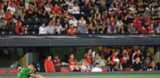 El video de la fractura de peroné que sufrió Gabriel Arias y lo dejará afuera del clásico rosarino de Newell’s-Central