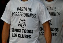 La reacción del público al ver las remeras en apoyo a la AFA con las que salieron los planteles de San Lorenzo e Instituto