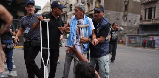 Nuevo miércoles de marcha frente al Congreso: hubo enfrentamientos entre los manifestantes y la Policía