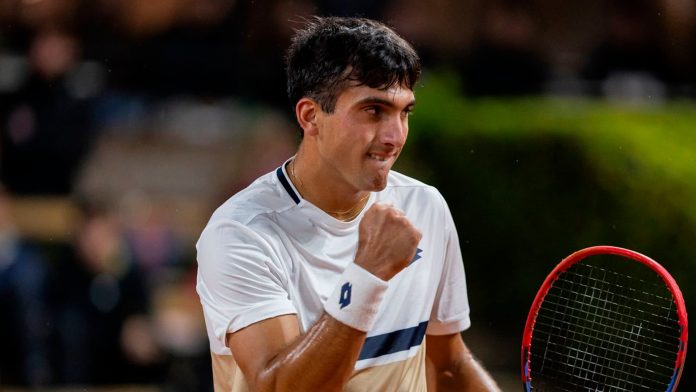 Román Burruchaga sacó pasaje a cuartos del Rosario Challenger: sorpresiva eliminación de Francisco Comesaña