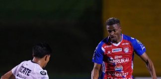 Un futbolista le pidió matrimonio a su novia en el campo de juego y se separó a los tres días: “No voy a hablar mal”