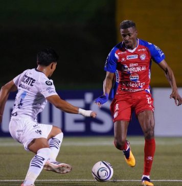 Un futbolista le pidió matrimonio a su novia en el campo de juego y se separó a los tres días: “No voy a hablar mal”