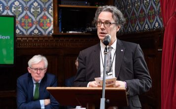 Un padre que perdió a su hija por la mala influencia de las redes sociales cree que prohibirlas no es la solución