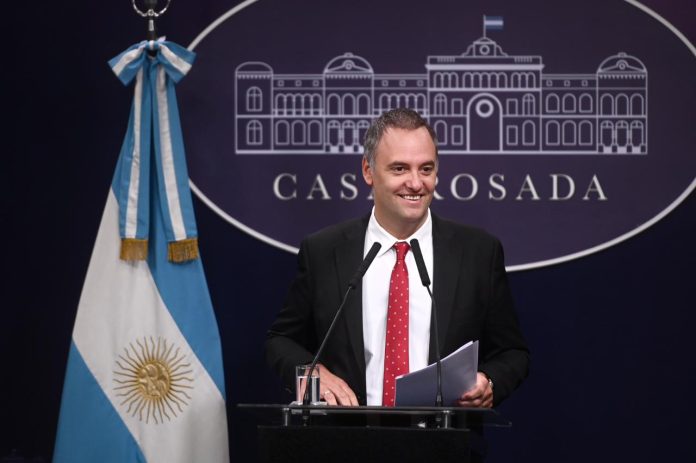 Adorni compró el departamento en Caballito por USD 230 mil y le prestaron casi el 90% dos jubiladas