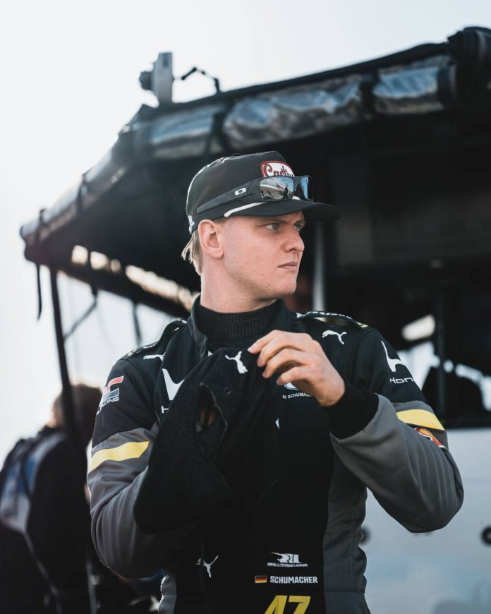 El accidentado debut de Mick Schumacher en la IndyCar: terminó arriba de otro auto en la primera vuelta