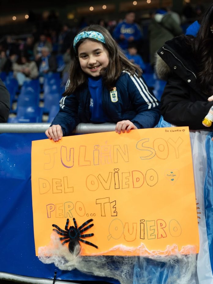 El gesto de una niña hincha del Oviedo que conmovió a Julián Álvarez tras anotar el gol del triunfo del Atlético de Madrid