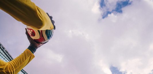 Escándalo en África: Senegal exhibió el trofeo como campeón continental luego de que la confederación se lo quitara y adjudicara a Marruecos