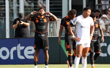 Escándalo en Brasil con Memphis Depay tras usar el celular en el banco de suplentes en pleno partido: la sanción que le darían