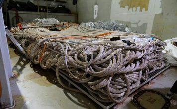 La compleja misión para retirar del fondo del océano el cable que dio inicio a la era de internet hace 38 años