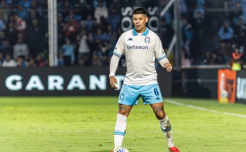 La patada de Marcos Rojo a un compañero en la victoria de Racing sobre Belgrano por el Torneo Apertura