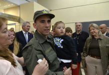 Médicos de Gendarmería controlan el estado de salud de Nahuel Gallo en las primeras horas de su regreso al país