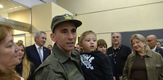 Médicos de Gendarmería controlan el estado de salud de Nahuel Gallo en las primeras horas de su regreso al país