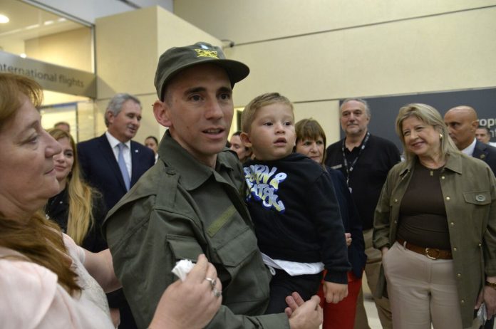 Médicos de Gendarmería controlan el estado de salud de Nahuel Gallo en las primeras horas de su regreso al país