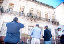 PELIGRO ESTRUCTURAL EN UN EDIFICIO DE SAN MIGUEL DE TUCUMÁN: CORTAN LA CALLE POR RIESGO DE DERRUMBE