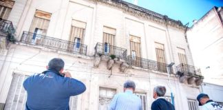PELIGRO ESTRUCTURAL EN UN EDIFICIO DE SAN MIGUEL DE TUCUMÁN: CORTAN LA CALLE POR RIESGO DE DERRUMBE