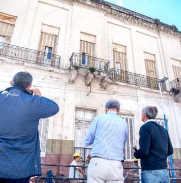 PELIGRO ESTRUCTURAL EN UN EDIFICIO DE SAN MIGUEL DE TUCUMÁN: CORTAN LA CALLE POR RIESGO DE DERRUMBE