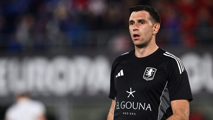 Alarma en la selección argentina: Dibu Martínez mostró gestos de dolor en la entrada en calor y no atajó para el Aston Villa