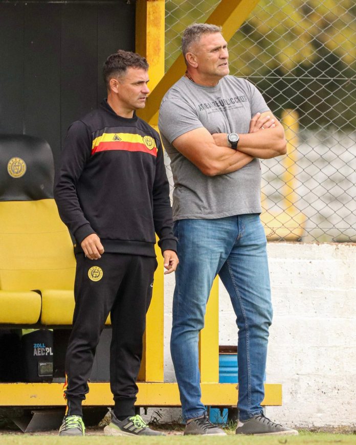 El entrenador del Ascenso que tuvo un pico de presión, quedó internado en el entretiempo y fue despedido tras la derrota