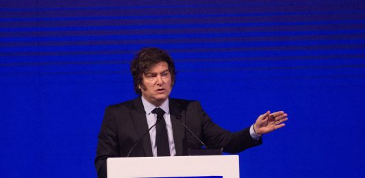 El fino equilibrio que desafía a Milei: el caso Adorni, inflación en alta y un discurso moderado en AmCham