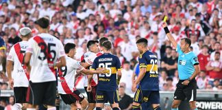 Empujones y dos amarillas: el áspero cruce entre Acuña y Paredes en el Superclásico entre River Plate y Boca Juniors
