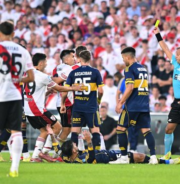 Empujones y dos amarillas: el áspero cruce entre Acuña y Paredes en el Superclásico entre River Plate y Boca Juniors