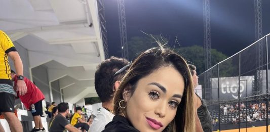 Fue albañil, se convirtió en modelo e influencer y hace furor en cada estadio que visita como “madrina” de un club de Paraguay
