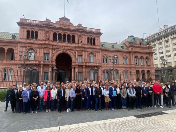 Intendentes marcharon al Ministerio de Economía por fondos y obras paralizadas