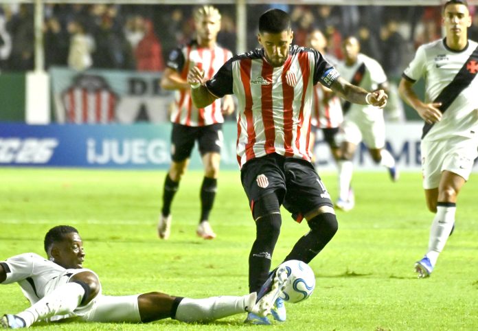 La patada por la que fue expulsado un jugador de Barracas al minuto de ingresar en el empate ante Vasco da Gama por la Sudamericana
