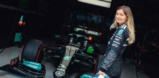 La piloto de 22 años que marcó un hito en la historia de la Fórmula 1 al rodar en un monoplaza de Mercedes