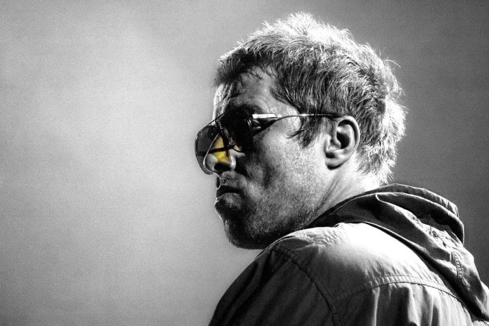 Liam Gallagher podría asistir a la ceremonia del Salón de la Fama por pedido de su madre