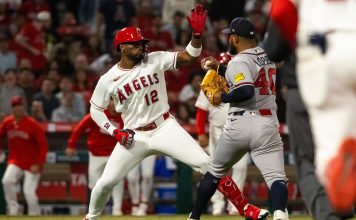 Tensión en un partido de béisbol: un jugador golpeó a su rival en el rostro con la pelota en la mano y ambos fueron expulsados