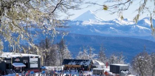 Un grupo de mapuches impide que se lleven a cabo obras clave en el cerro Chapelco antes del inicio de la temporada