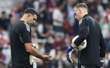 Alerta en la selección argentina: el momento de la lesión que sufrió el Dibu Martínez en un dedo antes de la final del Aston Villa