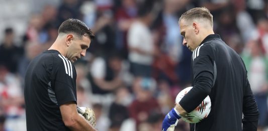 Alerta en la selección argentina: el momento de la lesión que sufrió el Dibu Martínez en un dedo antes de la final del Aston Villa
