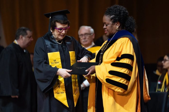 Billie Jean King se graduó a los 82 años: la leyenda del tenis obtuvo su título universitario seis décadas después de comenzar la carrera