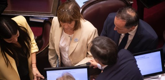 Bullrich se reúne con los dialoguistas en el Senado para definir el articulado final de la reforma laboral