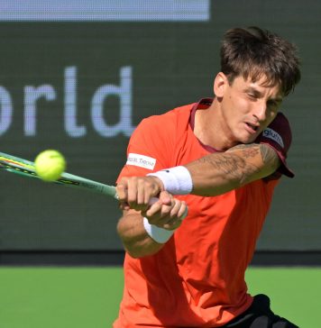 Camilo Ugo Carabelli bajó a un ex Top 10 con una gran actuación y avanzó a cuartos de final en Hamburgo