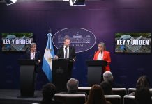 Cómo se vivió la tensa conferencia que encabezó Adorni: llevó a dos ministros y no respondió preguntas